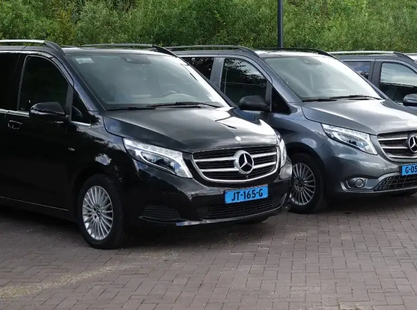 Zwarte Mercedes V-Klasse taxibus voor groepsvervoer
