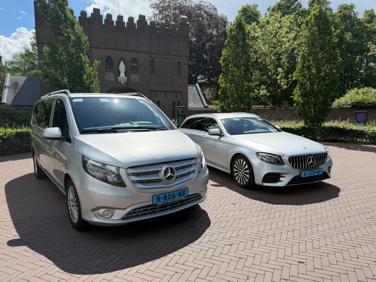 Mercedes Vito taxibus en witte Mercedes E-Klasse van Taxi Haghorst